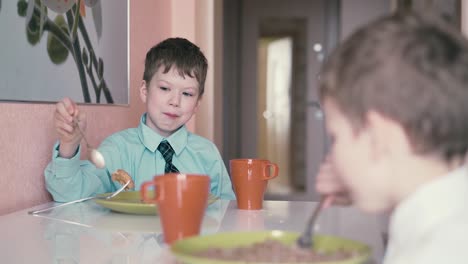 tracking children have breakfast before they go to school