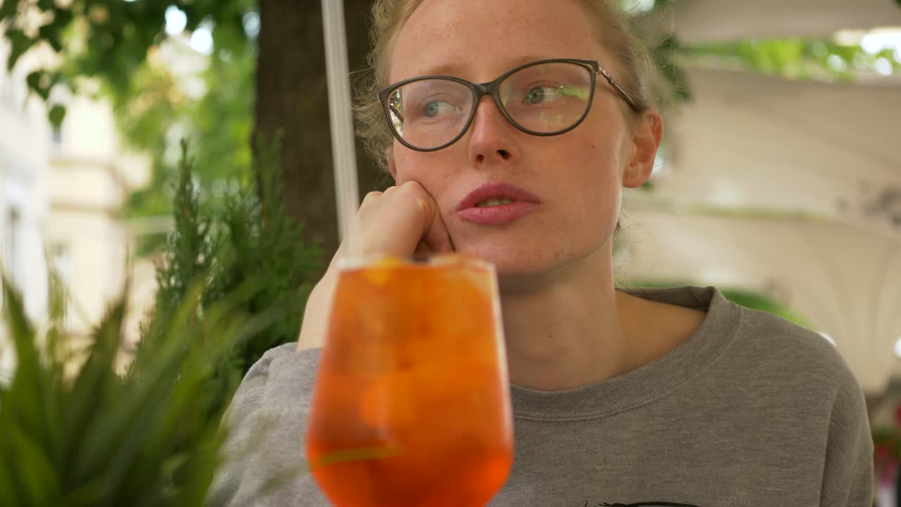 Donna delusa parla con emozione della sua vita