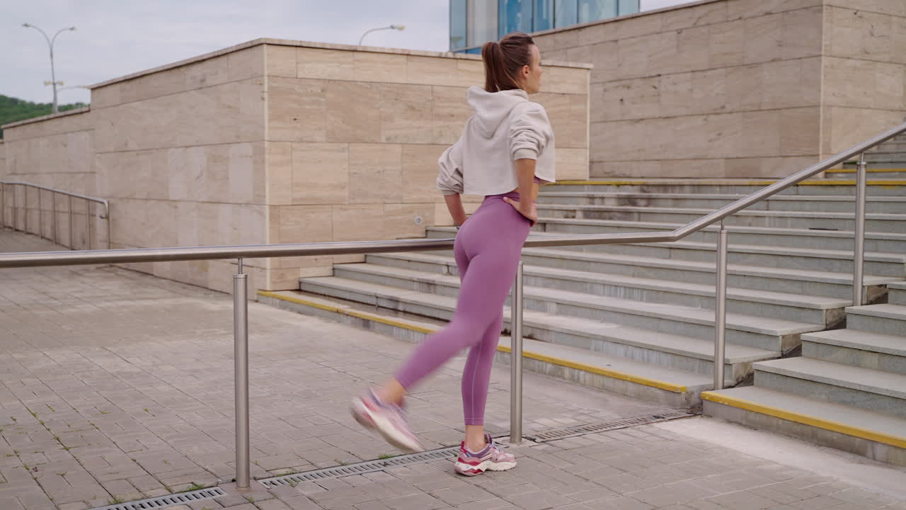 야외에서 스트레칭하는 여자