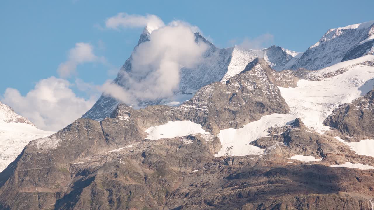 베르네 알프스 산맥에서 가장 높은 봉우리인 핀스테라아르호른 주위에서 발생하는 큐멀스 구름의 시간 경과