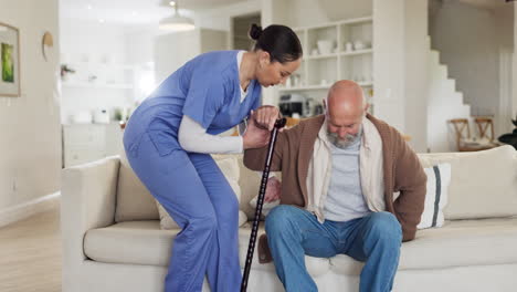 Mujer,-Médico-Y-Ayudando-A-Un-Anciano-A-Caminar.