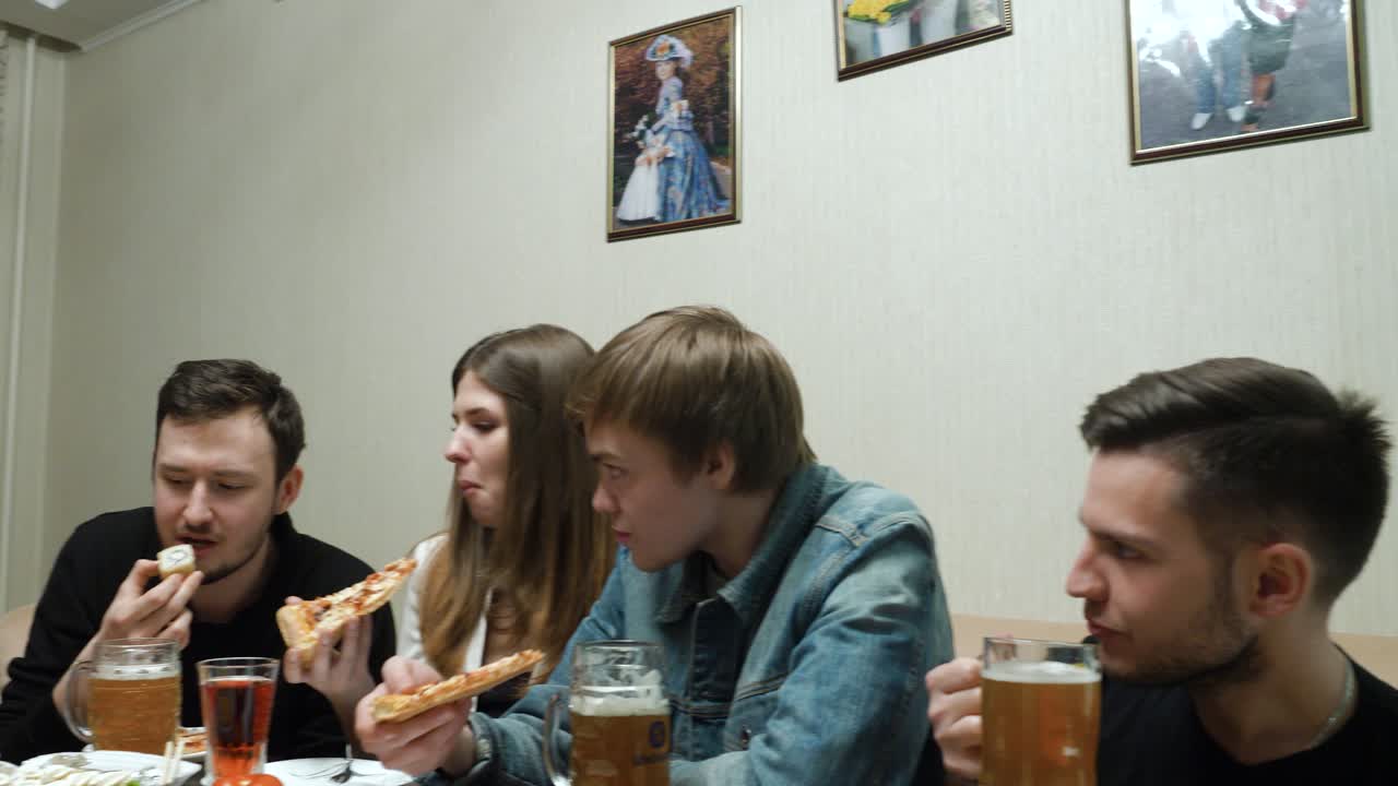 친구 들 이 피자 와 맥주 를 즐기고 있다