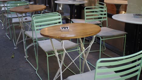 lege tafels en stoelen op een stoep café