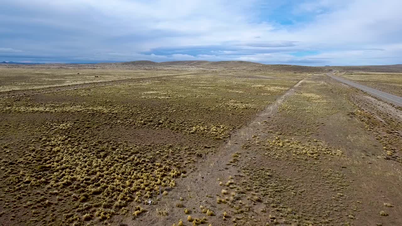toma aérea de drones de la desolada ruta 40 y el vasto paisaje patagónico en argentina