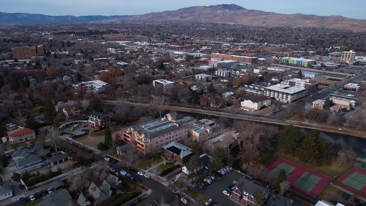 vista aérea de reno, nevada, estados unidos, casas, comunidad de jubilados y casa hawkins a lo largo del río truckee
