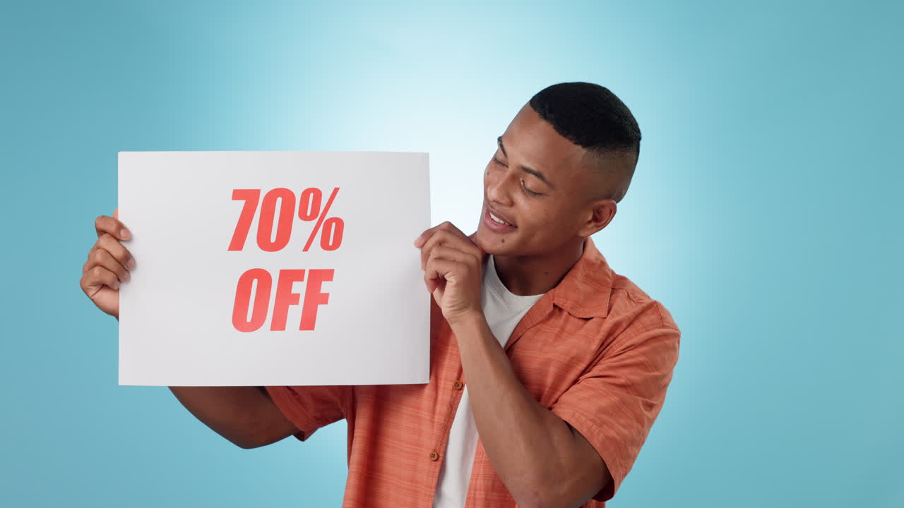 Sconto, poster e volto di uomo felice in studio
