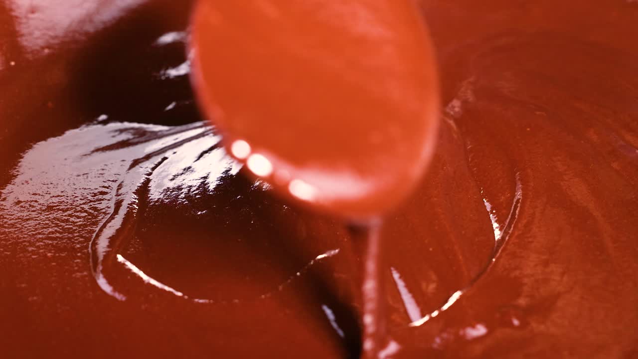 Sequenza di cioccolato liscio che si scioglie e viene mescolato
