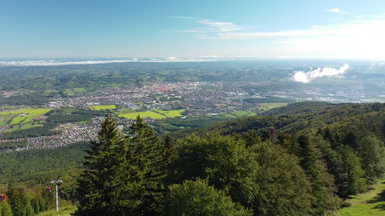 odhalující dronový záběr města maribor, slovinsko, evropa