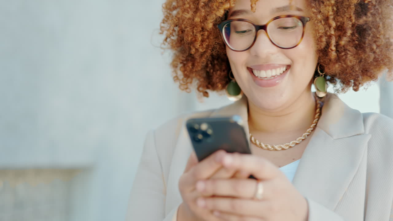 Donna all'aperto, smartphone e social media