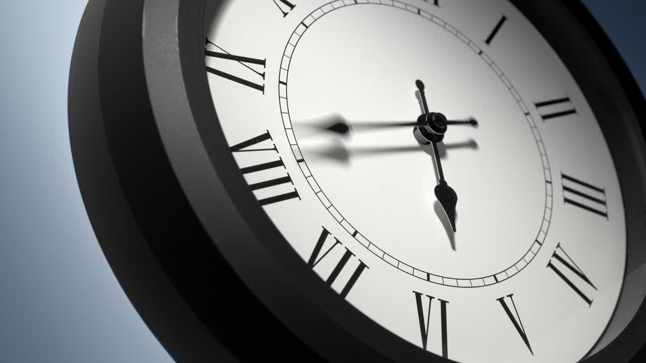 Quadrante dell'orologio con numeri romani su parete azzurra in time-lapse.