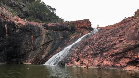 cataratas serpentinas en el oeste de australia en un clima nublado con un pequeño lago