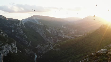 Himmel-Und-Vogelfliegen-In-Berglandschaft