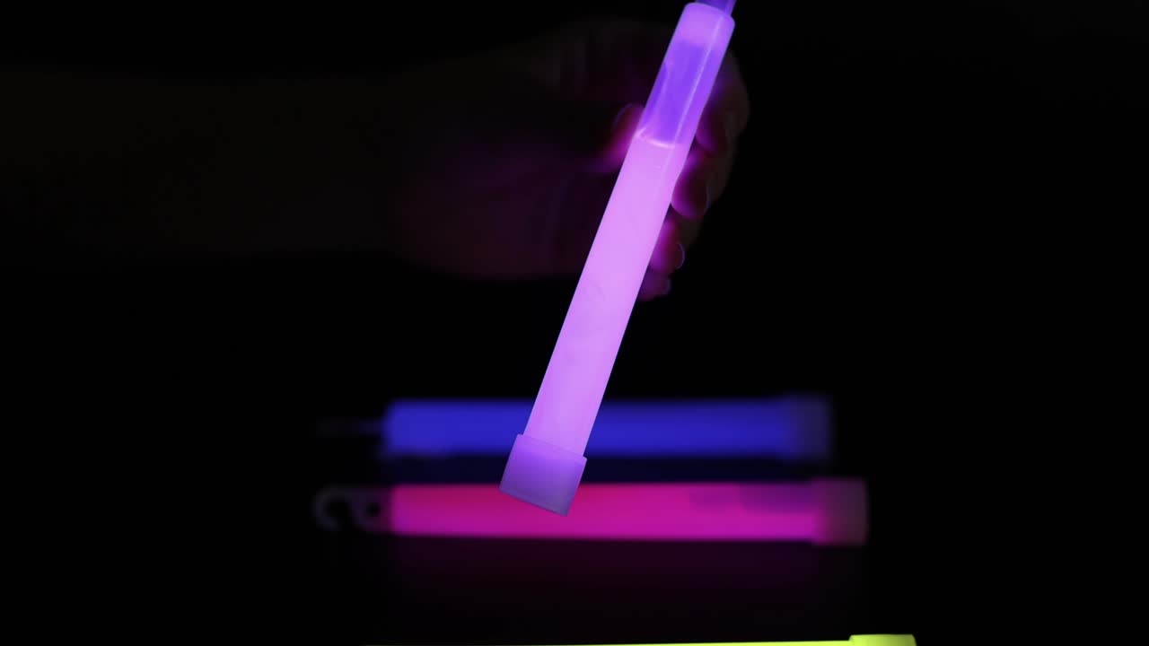 어두운 환경 에서 다채로운 반이는 막대기 들 을 손 으로 배열 하는 것