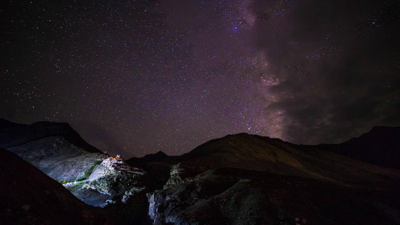 el cielo oscuro de estrellas y la vía láctea se elevan sobre el monasterio de diskit, valle de nubra, ladakh