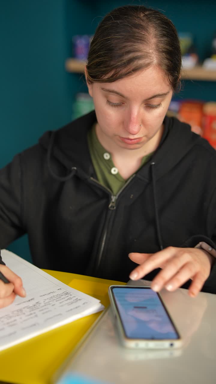mujer joven estudiando