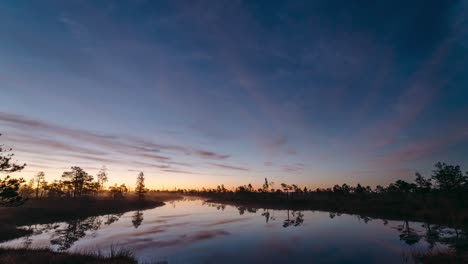 Morning-Timelapse-in-a-foggy-swamp