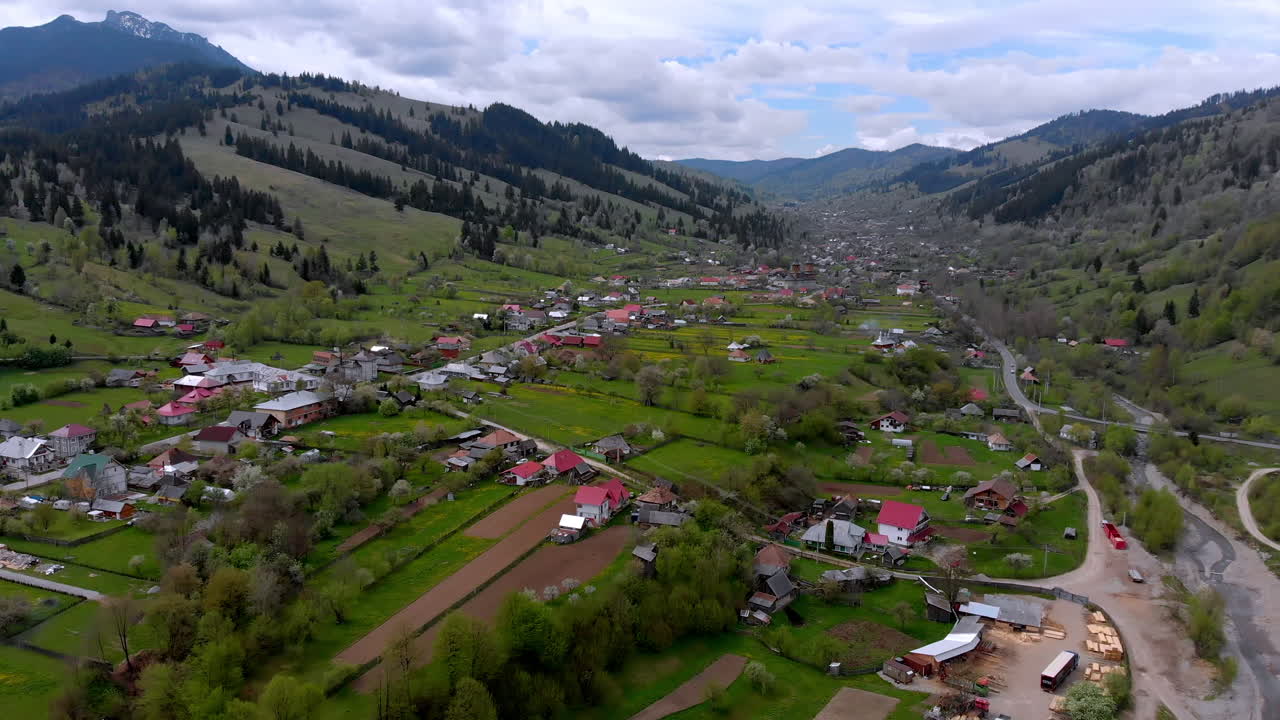 Scena di un villaggio di montagna, vista aerea, Ceahlau, Romania.