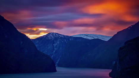 Colorido-Timelapse-De-La-Puesta-De-Sol-Sobre-El-Fiordo-De-Aurlands-En-Llamas-En-Noruega