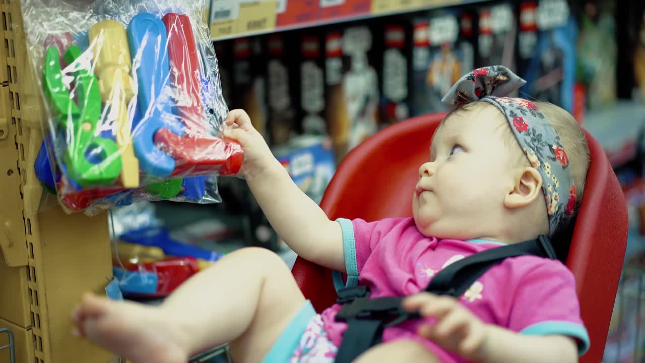 el niño se sienta en una silla especialmente equipada 14