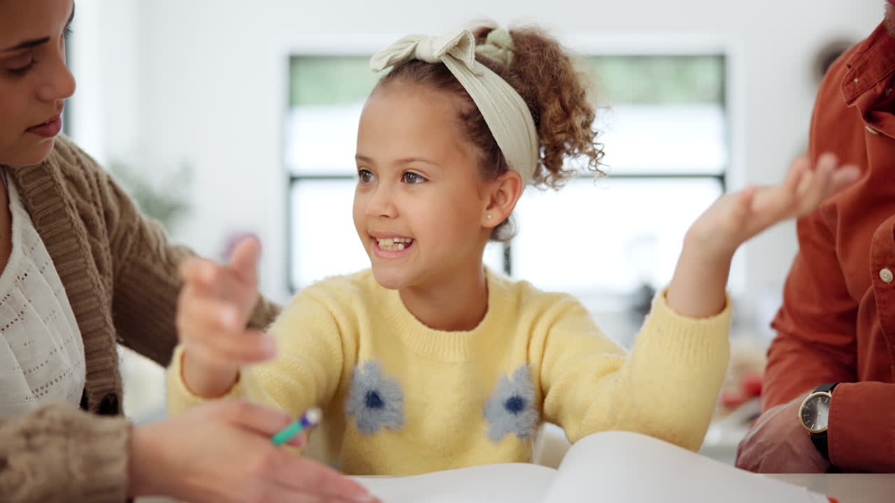 familia ayudando a una niña con los deberes