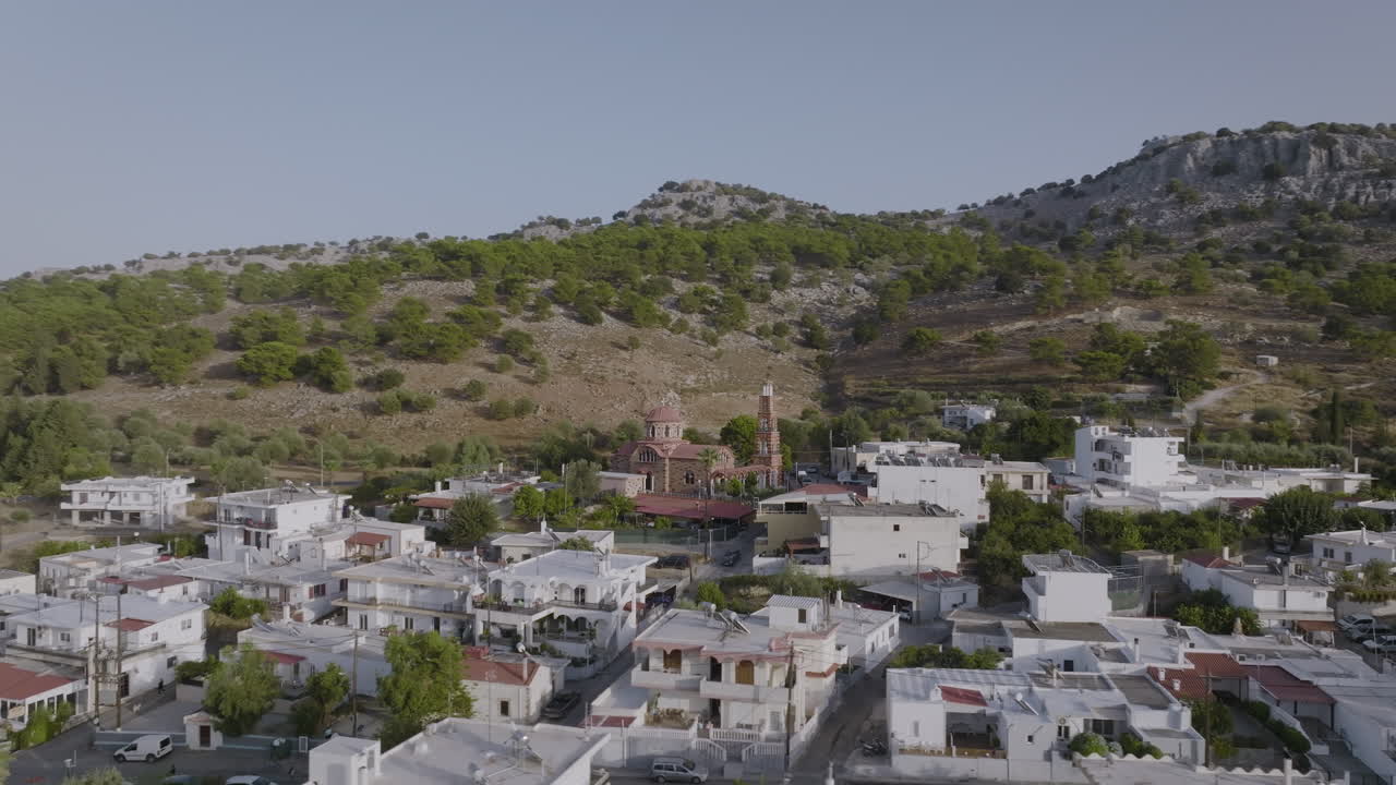 antena sobre el pueblo de pilonas en rodas, grecia - vista de la iglesia ortodoxa griega