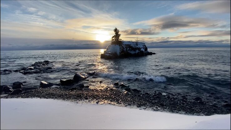 Hollow Rock durante una splendida alba a Grand Marais, Minnesota, sulla sponda nord del Lago Superiore.