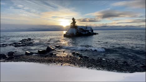 Roca-Hueca-En-Un-Hermoso-Amanecer-En-Grand-Marais-Minnesota-En-La-Costa-Norte-Del-Lago-Superior