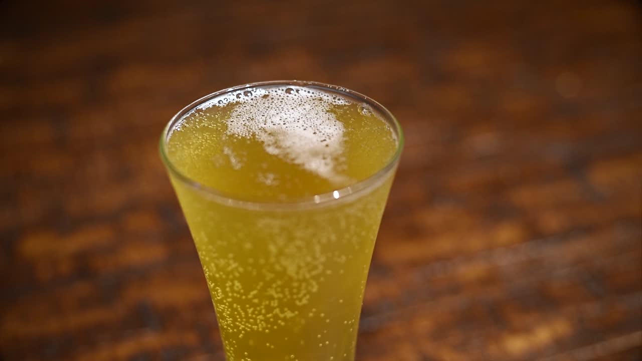 un vaso de cerveza en una mesa