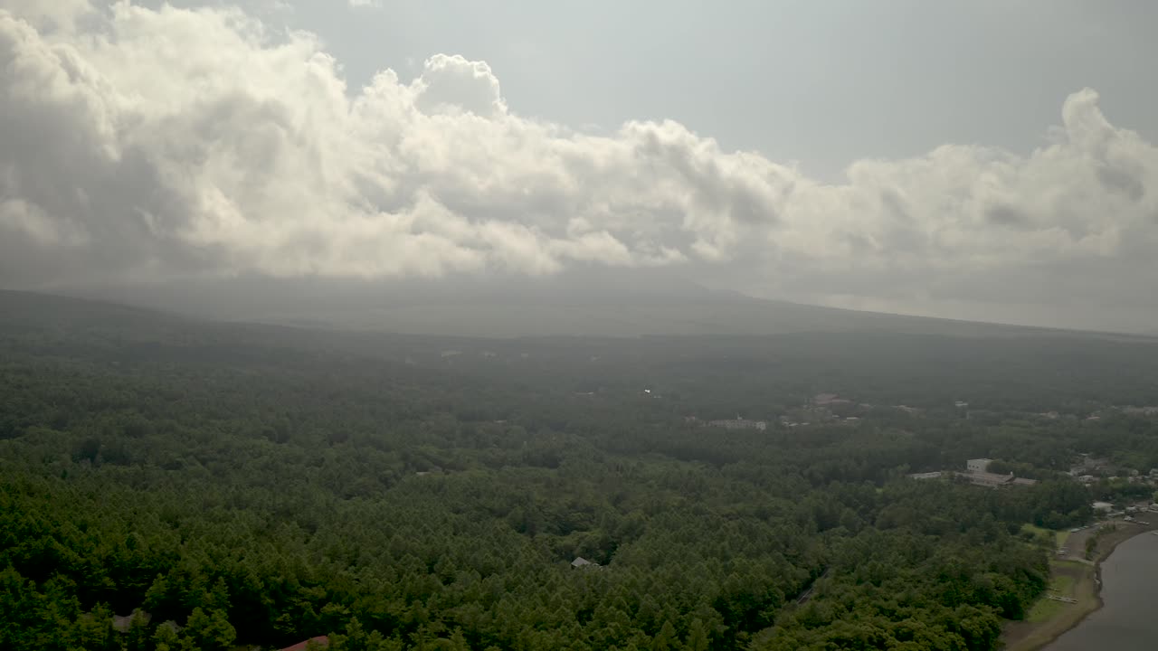 antena de drones sobre el lago yamanaka y el monte fuji, japón, asia