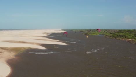 Luftaufnahme:-Kitesurfen-Im-Flussdelta-Von-Parnaiba,-Nordbrasilien