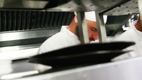 equipo de chefs trabajando en el mostrador de la cocina