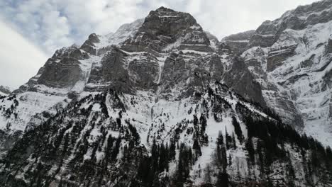 Klöntalersee-Switzerland-Glarus-foggy-clouds-roll-over-icy-peak-as-camera-slides-sideways