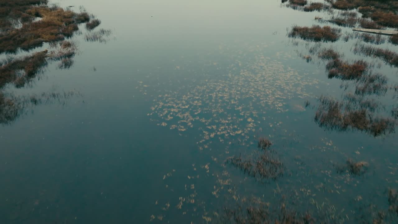 캐나다 퀘벡 주 세인트 컴 근처 산 하이킹에서 습지 호수를 통해 반사