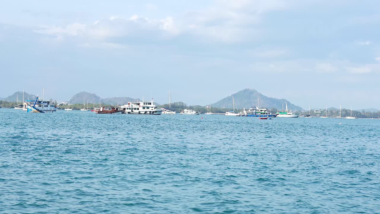푸켓 의 경치 좋은 해안선 근처 에서 항해 하는 배 들