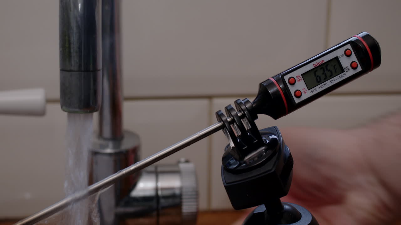 grifo de agua caliente instantáneo en la sonda de temperatura fahrenheit