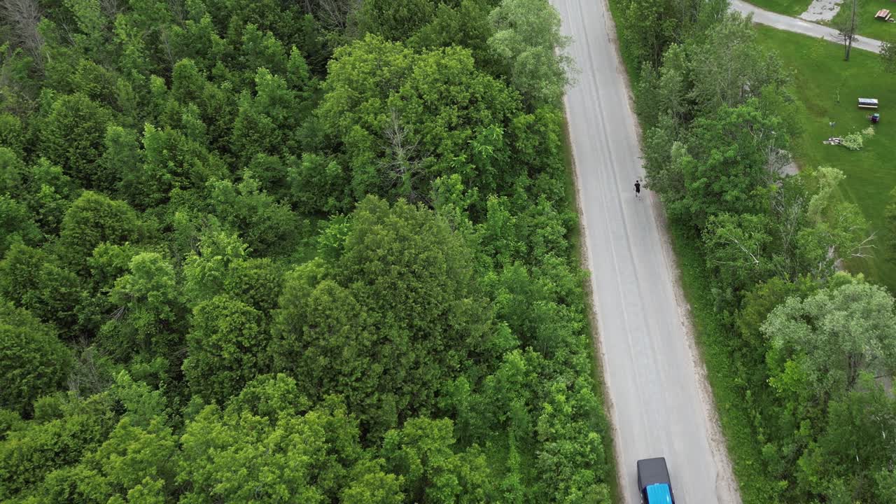 한 사람 이 가로질러 달리는 시골 풍경 의 고속도로