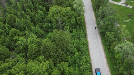 Autobahn-In-Ländlicher-Landschaft-Mit-Einer-Querlaufenden-Person