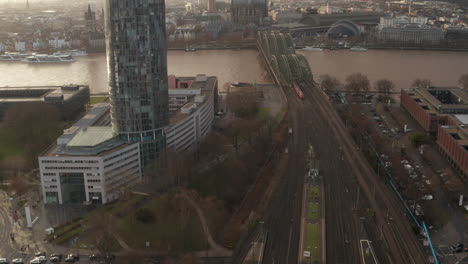 Luftaufnahmen-Von-Zügen,-Die-Zur-Goldenen-Stunde-An-Der-Stahleisenbahnbrücke-über-Den-Rhein-Fahren.-Köln,-Deutschland