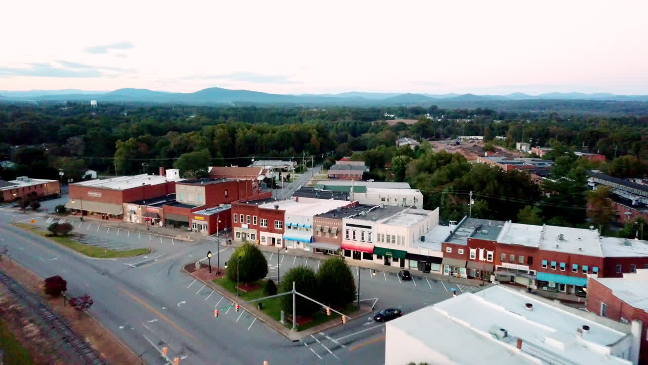 antena de granito cae nc, granito cae carolina del norte con montañas apalaches en segundo plano