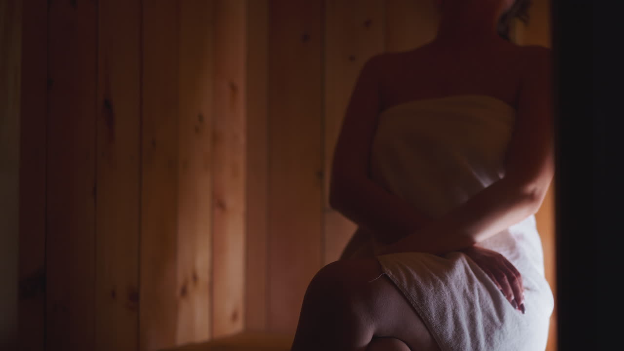 사우나 에서 휴식을 취 하는 여자