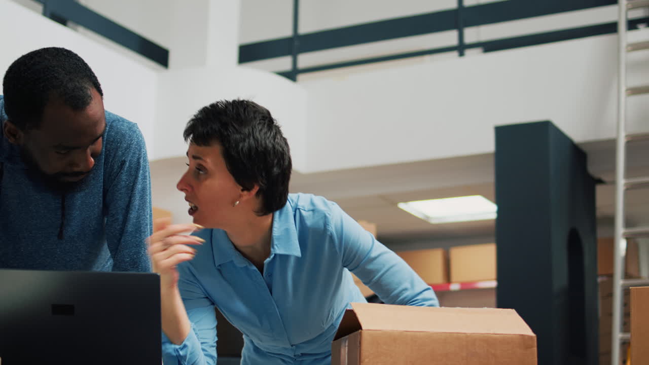 창고에서 일하는 사람들