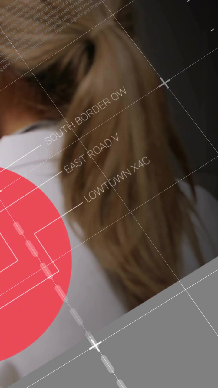 Video verticale: Donna che gira la testa mentre una griglia e un punto rosso scorrono, con grafici tecnologici che si sovrappongono ai capelli