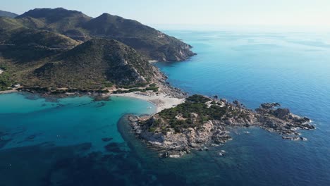 playa de punta molentis en villasimius, cerdeña, italia - antena 4k inclinada hacia abajo