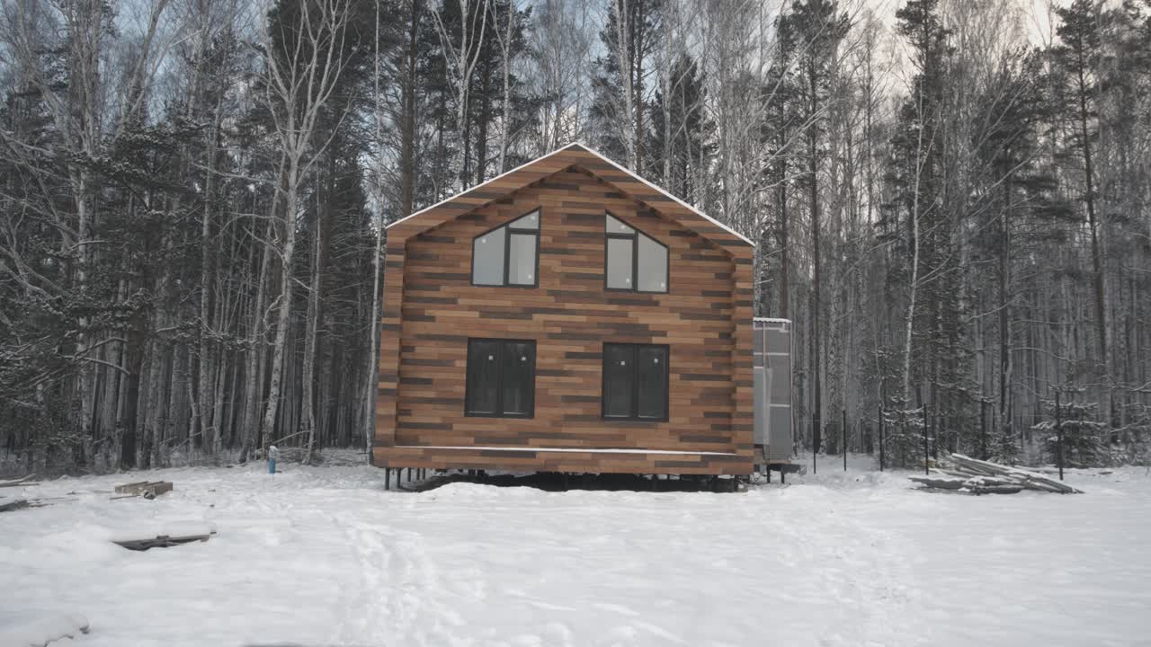 숲 속의 집을 설계하기 위해 태블릿을 사용합니다.