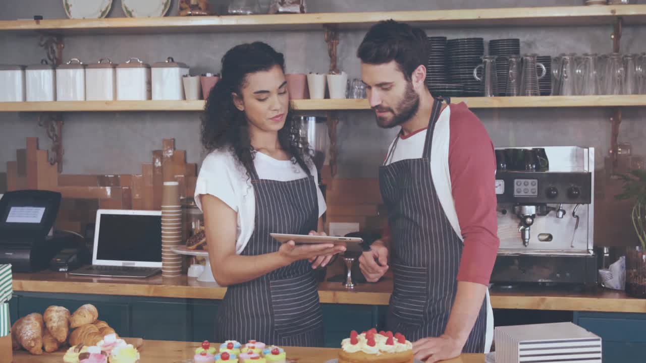 animación de gráficos moviéndose sobre compañeros de trabajo multirraciales discutiendo sobre tableta digital en un café