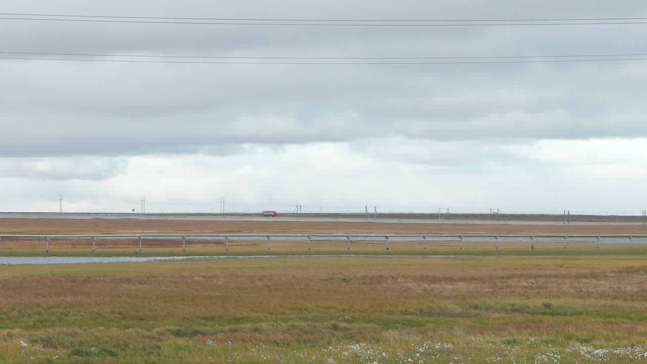파이프 라인과 전력 라인을 가진 북극 풍경