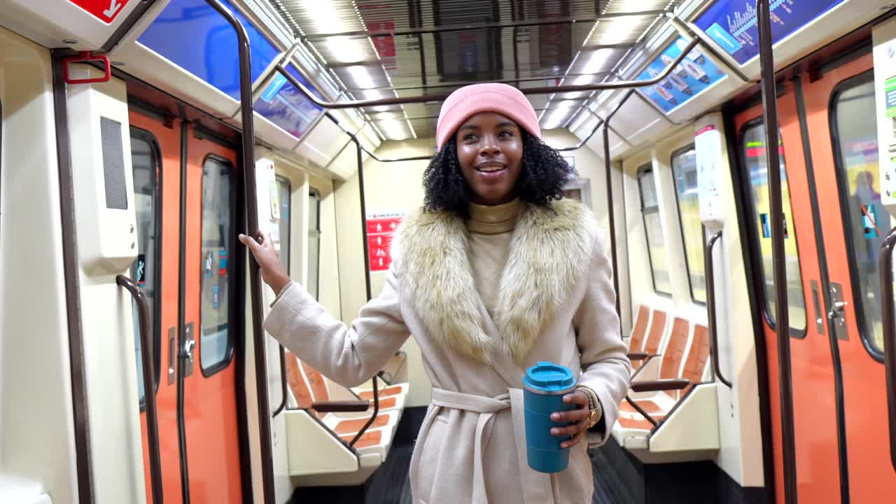 지하철차에 있는 여자