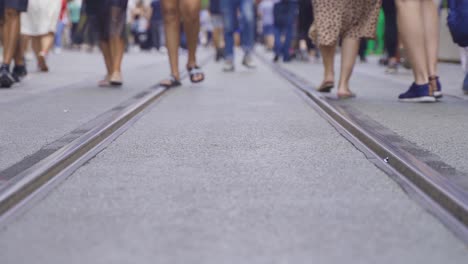 Pies-Humanos-Caminando-Por-Una-Calle-Concurrida.