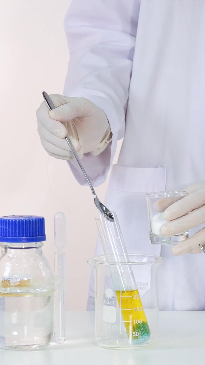 Scienziato mescola sostanze chimiche, osservando i cambiamenti di colore
