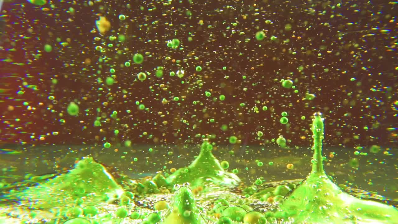 los colores de la pintura al óleo se fusionan, crean una mezcla fluida marcada por burbujas, que culmina en una representación abstracta y artística que captura la esencia de la exploración y expresión creativa.